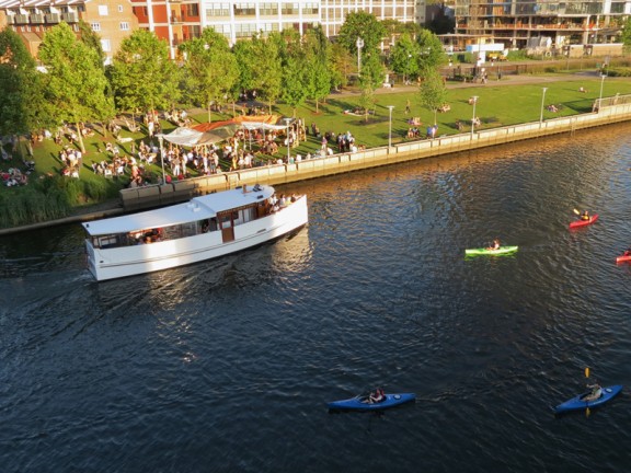 Riverboat & kayaks & Parks on Tap